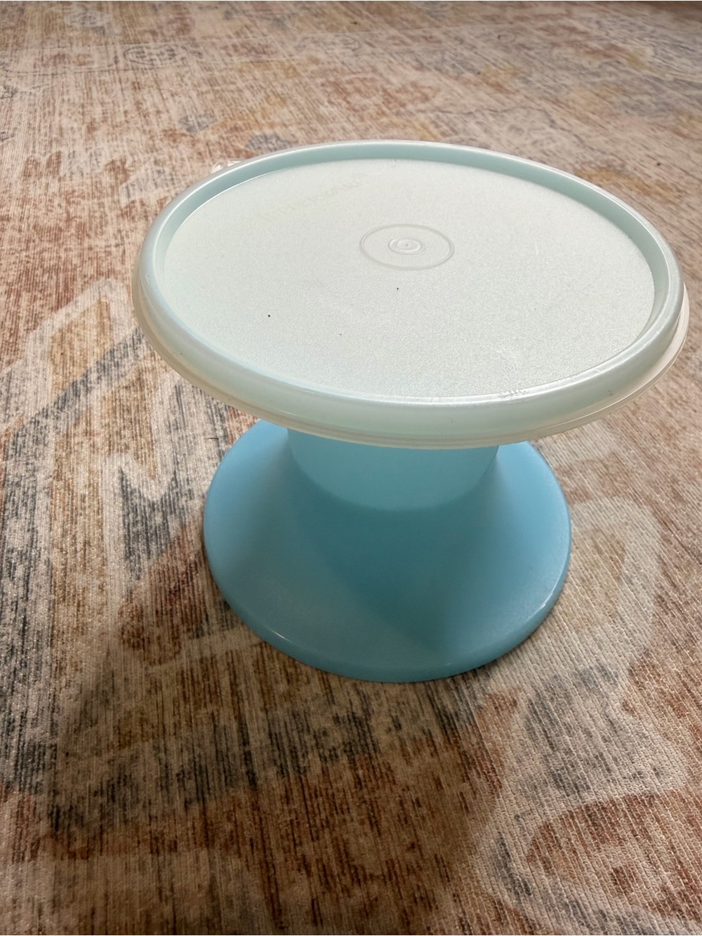 Vintage Tupperware Ice Blue Cake Turntable with White Top